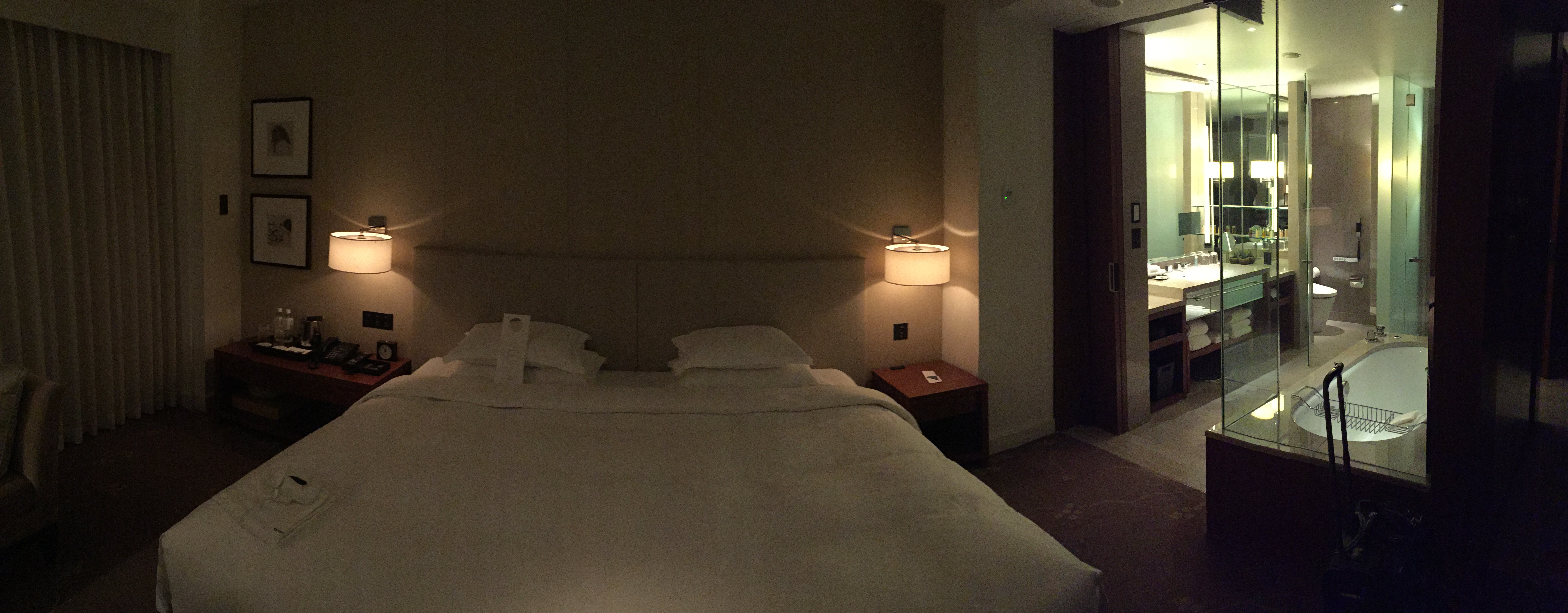 Een zeer breed bed en mooie badkamer