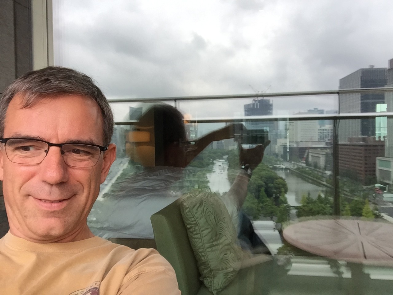 Die selfies gaan nog niet zo soepel, maar het idee is dat je de stad in de ruit gereflecteerd ziet