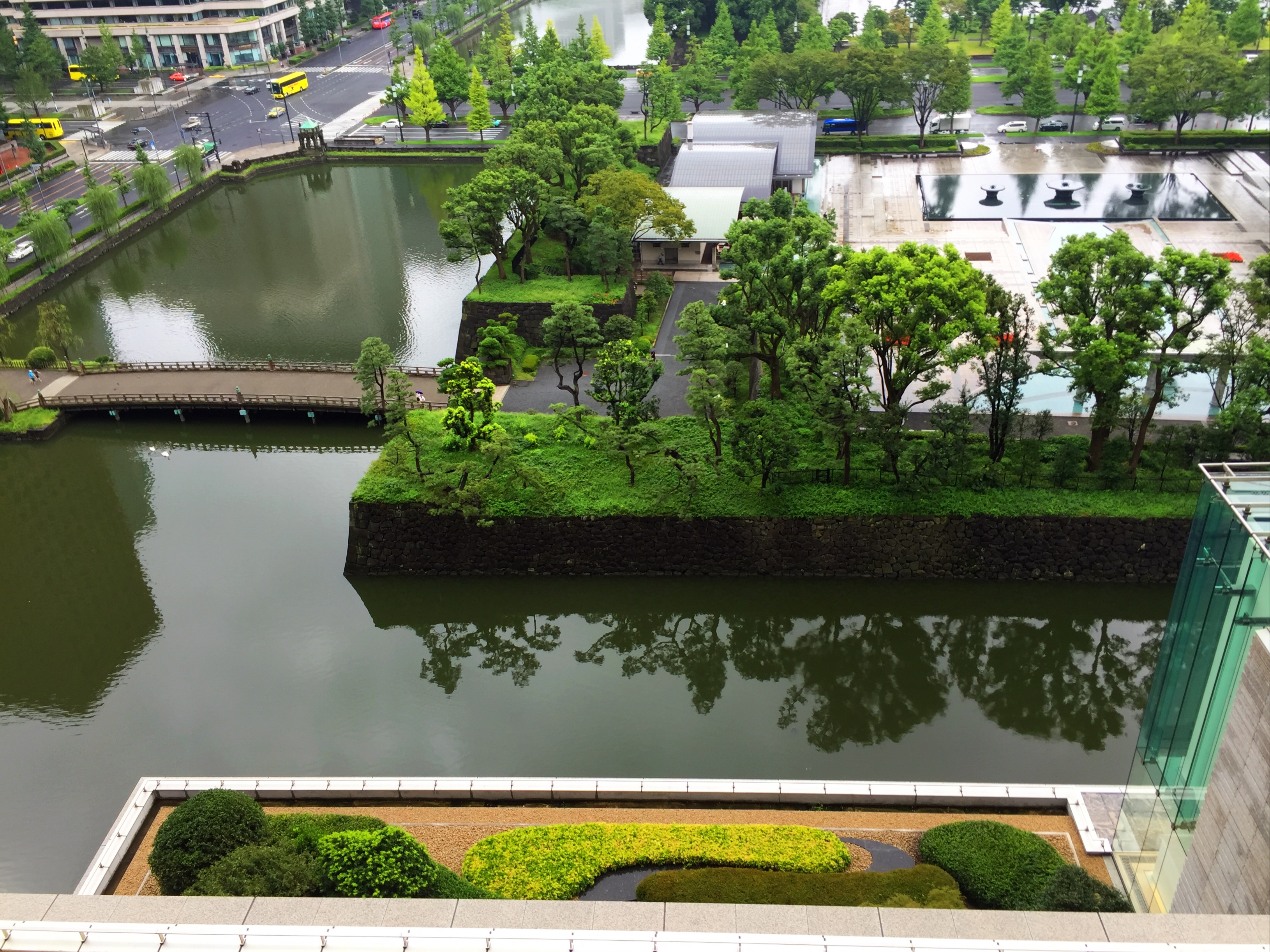 Een soort grachtje om het hotel heen, gezien vanuit de hotelkamer