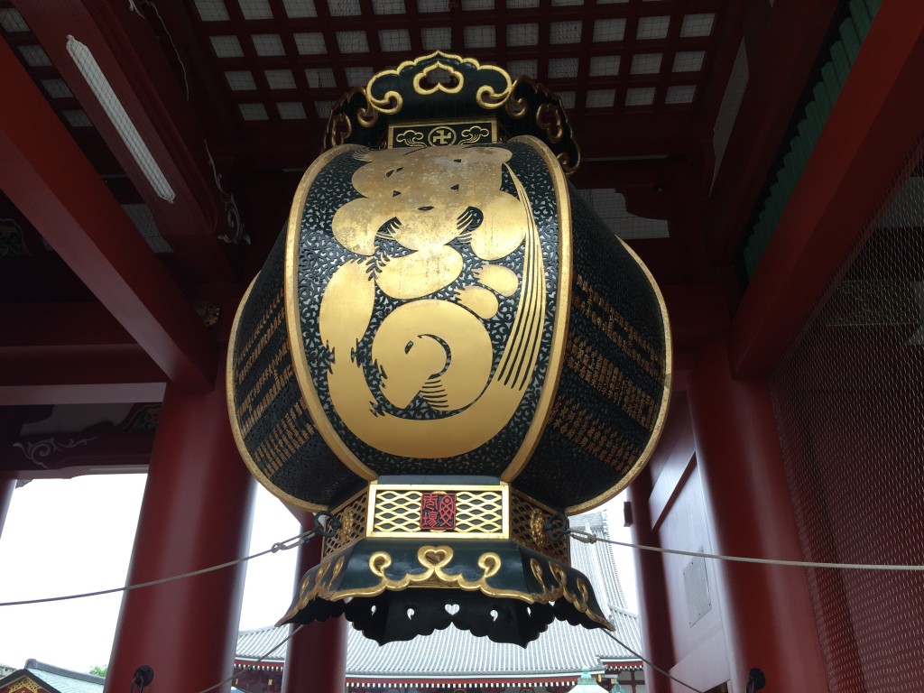 Het hakenkruis bovenin heeft duidlelijk niet dezelfde emotionele betekenis als bij ons. Je ziet het veelvuldig